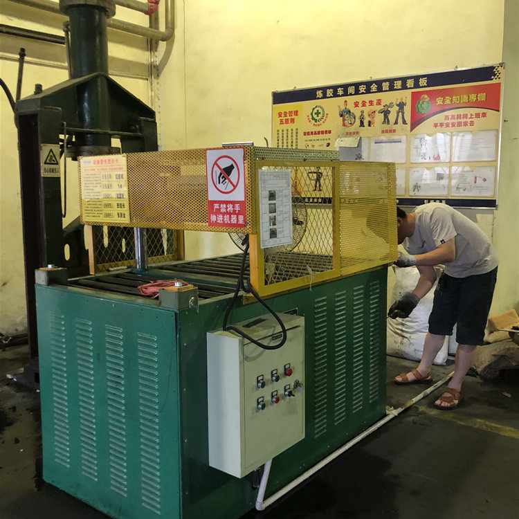 臺式切膠機(jī)IMG_2944_副本.jpg